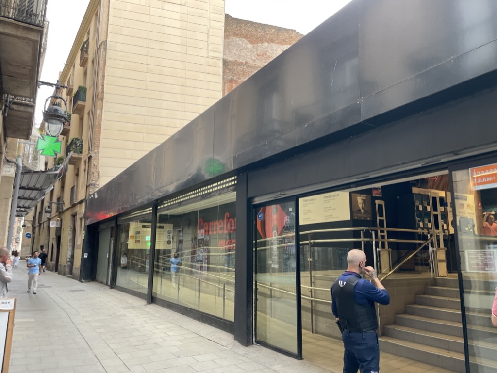 Full-size chain grocery store along a pedestrianized street.